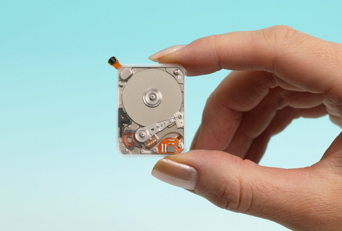 今日は #ミニチュアの日 東芝が2004年に開発した0.85型HDDは、世界最小