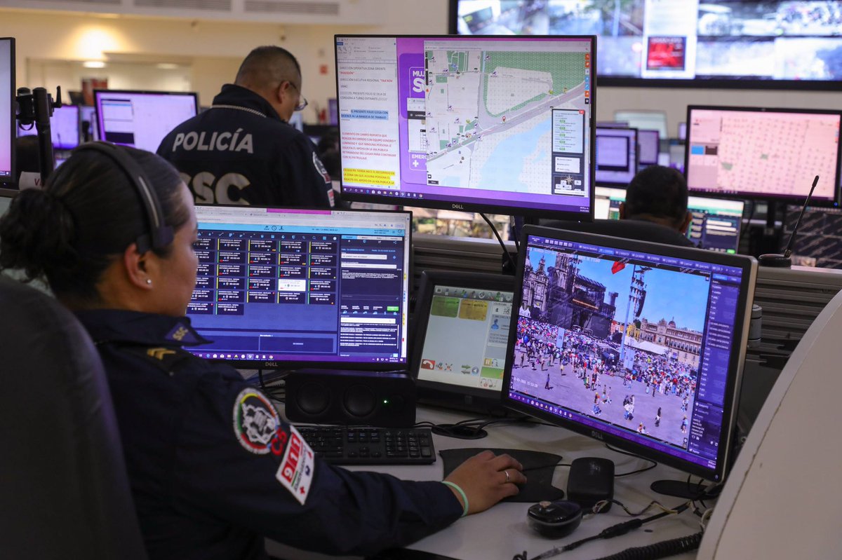 guerrerochipres's tweet photo. 🏢👁️ Desde la Sala de Crisis del @C5_CDMX, nuestro equipo coordina los trabajos de videovigilancia previo al concierto de #ShakiraEnElZócalo 💃🏻🎤🐺🎶

La prioridad es tu seguridad, por ello, realizamos el despliegue tecnológico y operativo del #C5CDMX para garantizar que disfrutes de este magno evento 👥

Informamos que nuestra infraestructura en zonas aledañas está operando al 100%  ✅🫡

En caso de emergencia puedes solicitar el apoyo 24/7 mediante el ☎️ #911CDMX o escríbenos por las redes sociales 👩🏻‍💻
 #LaCapitalDeLaTransformación 
 #C5OjosDeLaCDMX #C5CorazónDeLaCDMX