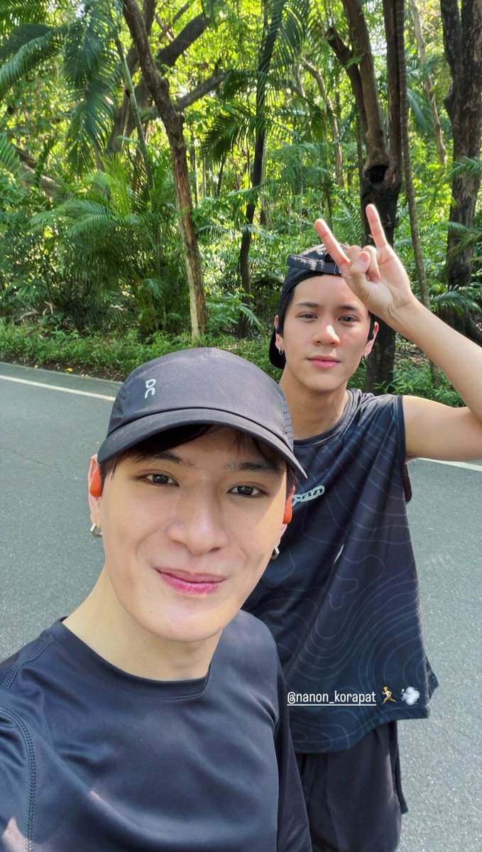 เหมียวใหญ่ เหมียวเร้ก ไปวิ่งด้วยกัน 😼
เคยห่างกันบ้างไหม ตัวติดกันมาก 😂
#KristPerawat 
#mynameisnanon
IGS kristtps
