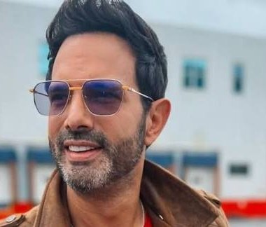 MarianaRMX's tweet photo. En serio con que cara Valentino le dice viejo a Alejandro cuando Alejandro está divino y Valentino se ve asqueroso y sucio

#LaCasaDeLosFamososCol3 
#LaCasaDeLosFamososCol https://t.co/w25dot2x1V
