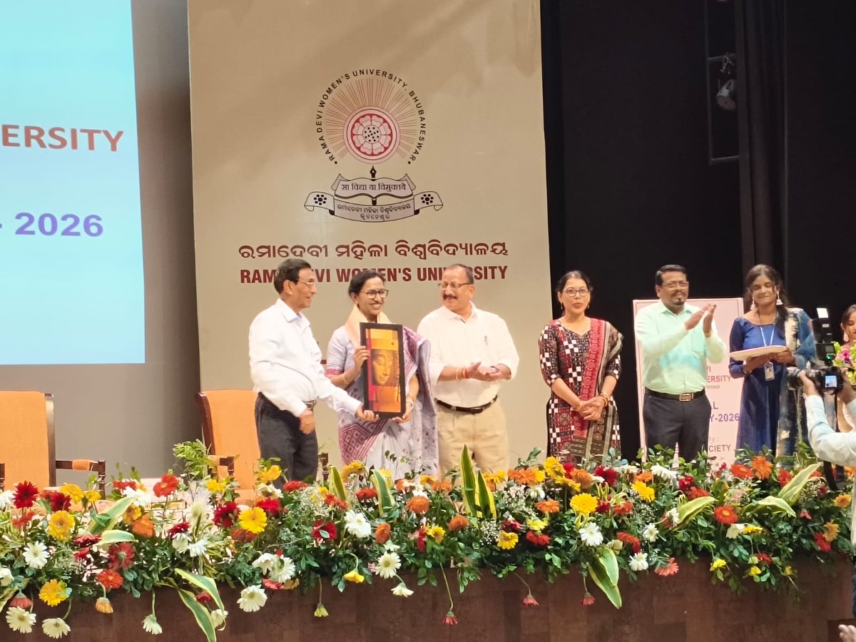udgatajyoti's tweet photo. Happy moment to be felicitated by the chief guest Prof. Omkar Nath Mohanty. https://t.co/wMQOYsBG5e