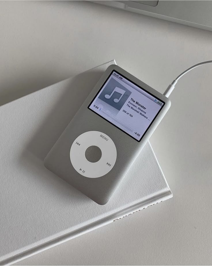 do_yak_'s tweet image. 갑자기 아이팟이 다시 사고 싶어진 전자기기 오타쿠. . .