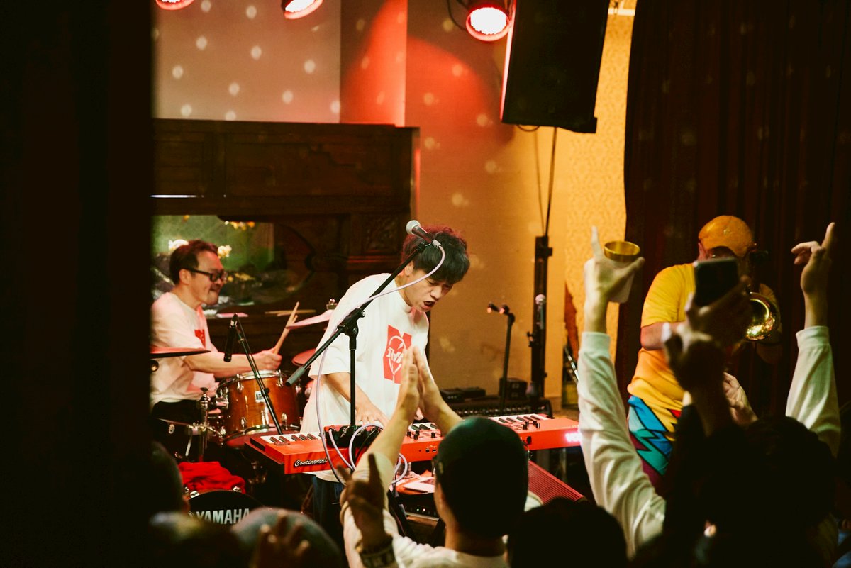 昨日の『春のエスカペ』に遊びに来てくれた皆さまありがとうございました‼️
出演バンド全員エグすぎてヤバかった…😱最初から最後までフロアが沸騰しっぱなしでした🔥
次回5/31(日)もガンガン呑んで大騒ぎしましょう🍺🎉
(photo 2,3 by <a href="/shirobooon/">SHIROBON</a>)