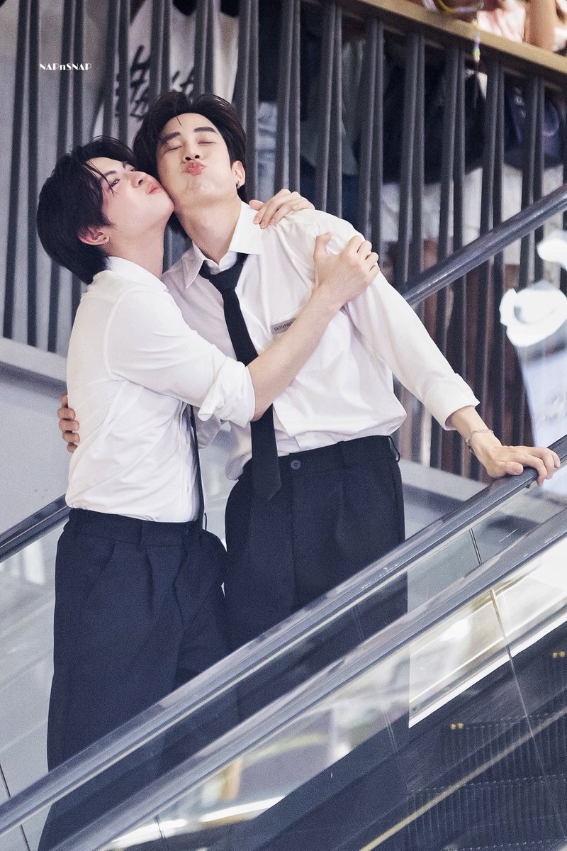 เคยคิดว่าเขินจุ่มแก้มมากแล้ว พอเห็นตำแหน่งที่วางมือของทั้งคู่เขินกว่าจุ่มแก้มอีก 🫠🫠🫠

#เติ้ลเฟิร์สวัน #TleFirstone