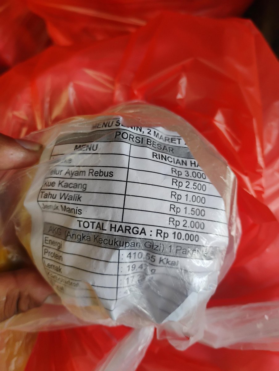 Mbg hari ini sudah mengikuti arahan dari ngarso dalem Sri Sultan Hamengkubuwono X. dimana di minta kejelasan gizi dan harganya ...

#Jogja #Yogyakarta