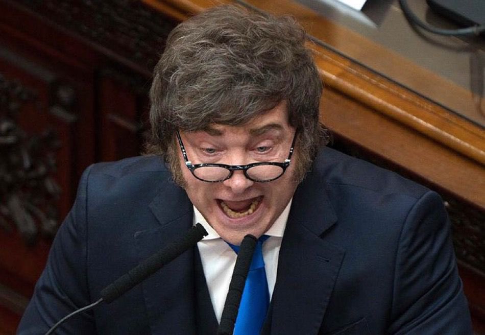 ArielArchanco's tweet photo. Panelista. Decadente. 
El payaso del circo una vez más queriendo tapar el sol con la mano. @JMilei los argentinos y argentinas seguimos esperando que te ubiques en la palmera, con un país lleno de despidos, desocupación, pobreza y desfinanciamiento, ¿pretendes que con gritos e insultos no nos demos cuenta lo que realmente hay detrás de tu discurso?

No solo no anunciaste una sola política, si no que te vimos sacado de quicio, nervioso, agresivo. El país se te está yendo de las manos y como si eso fuera poco, no paras de degradar la política y las instituciones. 

Y no pasó para nada desapercibida tu orden al partido judicial de que Cristina Fernández va a seguir presa por juicios que están aún en proceso. 

Cristina desde un balcón te sigue sacando de quicio porque sabes que es la única que puede lograr volver a poner el país de pie.