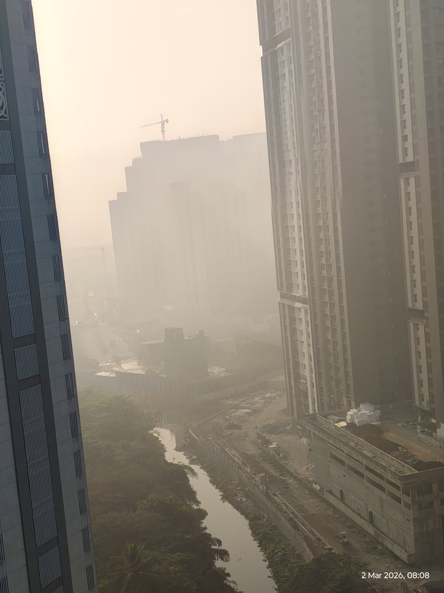 radnus1987's tweet photo. Day 10 of reporting Severe AQI in #Kolshet at @Lodha #Amara
-No halt on construction
-No action against polluting vehicles
-No dust control and clean up
@Pankajamunde @TMCaTweetAway @CMOMaharashtra @PMOIndia https://t.co/k1uttAasfr