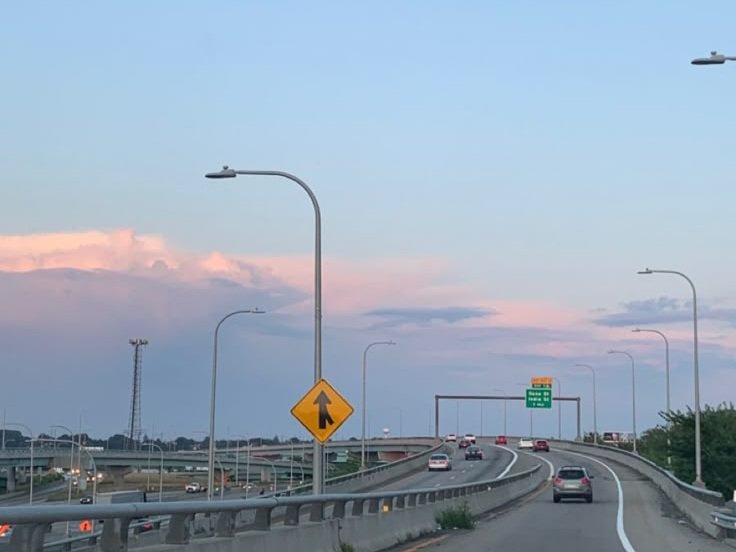 ⠀
     “จีนมึงหยุดฟัง Tokyo drift ดิ๊ แม่งขับรถอย่างกับผีนักแข่งเข้าสิง”

     “กูว่าไม่เกี่ยวกับเพลง”

     “ก็จริง เพลงไหนมันก็ตีนผี”

     “ไอ้...พวกมึงลงจากรถกูไปเลยไป”

     ผู้โดยสารทั้งคันรถซีดานหัวเราะหลังได้ยินเสียงแมวขู่ฟ่อ — จีนเถียงไม่ได้ เพราะเขาขับรถเร็วจริง ๆ.
⠀