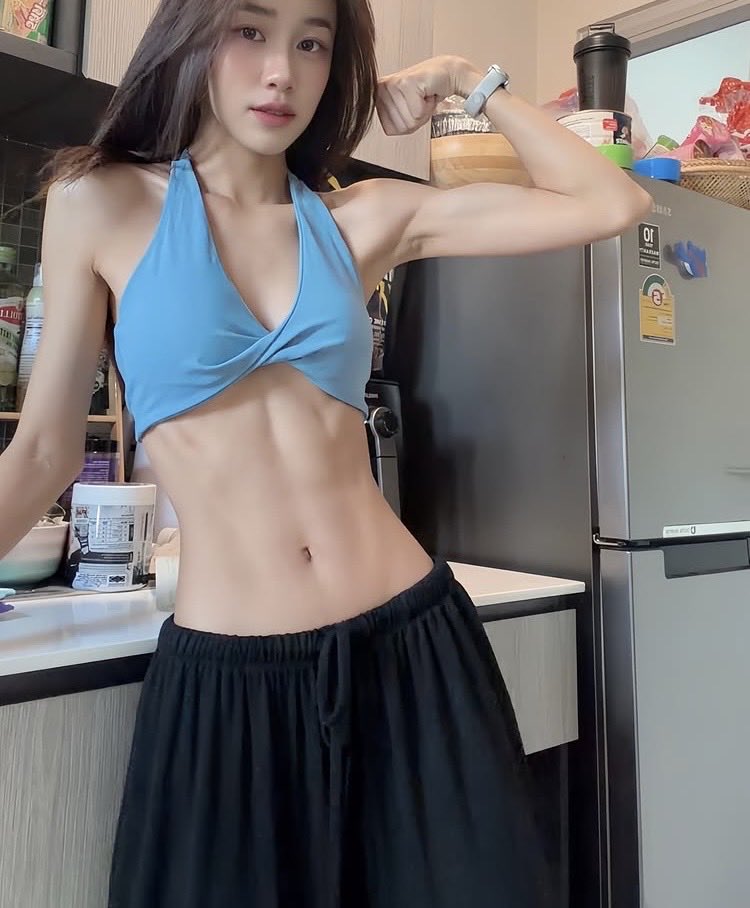 二頭筋をアピールしてるけど、うっすら割れた腹筋に目がいく

くびれがあって、めっちゃきれいなお腹