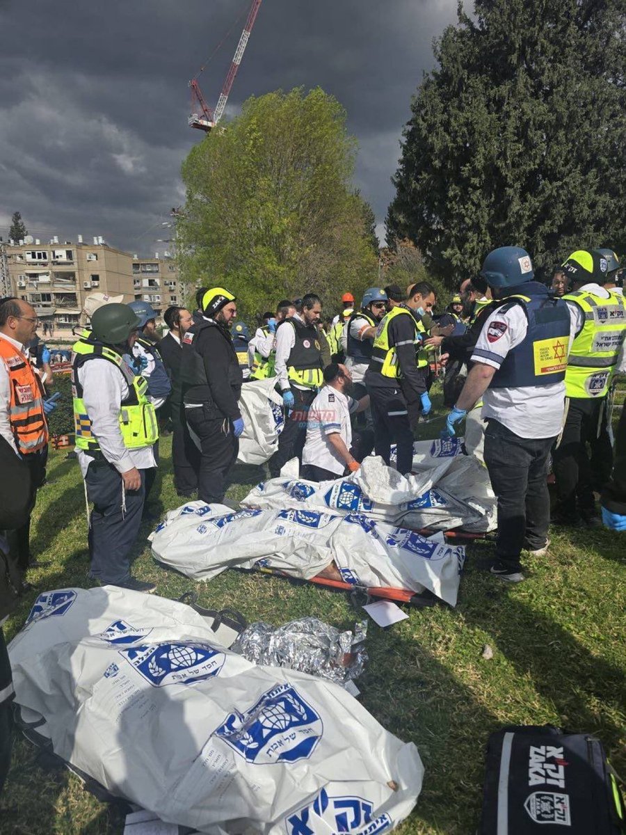 daktilock's tweet photo. İran'ın son bombalamasında sonra İsrail’liler beyaz torbalara konulmaya başlandı https://t.co/fcTJ1pHHno