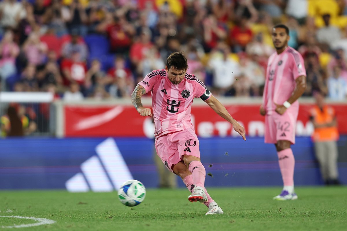 🚨 𝗖𝗥𝗔𝗭𝗬 𝗙𝗔𝗖𝗧: Leo Messi has scored more free-kick goals than penalty goals since 2018:

• Free-kick goals: 36
• Penalty goals: 35