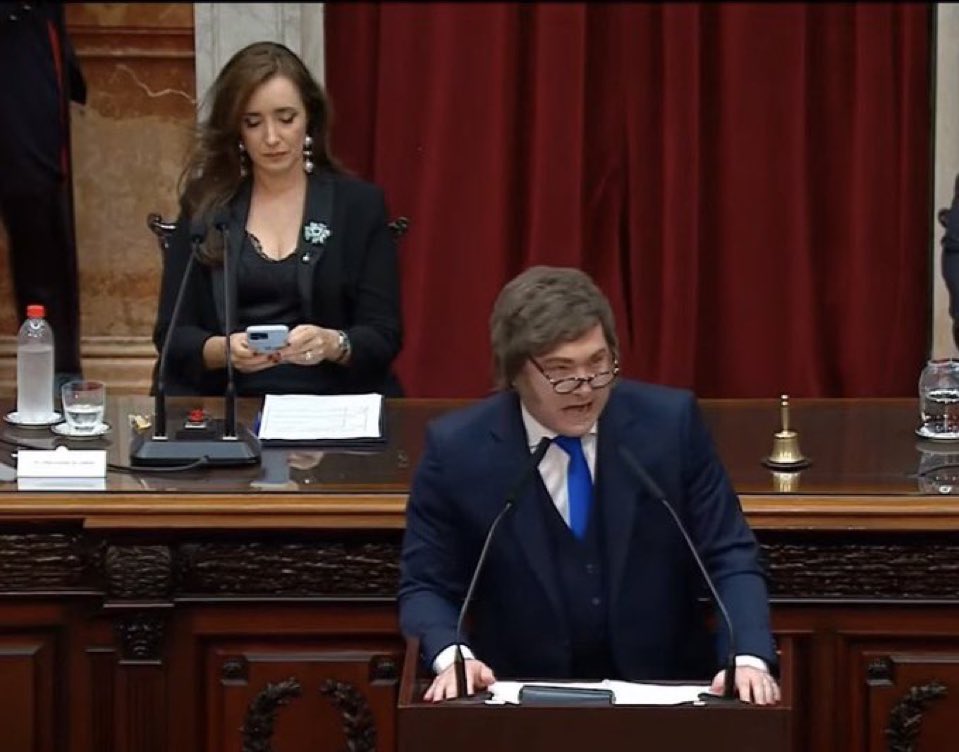 Villarruel: “Porque no deja de llorar y se hace cargo de tener una hermana coimera? Encima el maquillaje le queda muy mal.”

#AperturaDeSesiones2026 
#AsambleaLegislativa2026