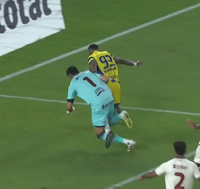 GabrielPachecon's tweet photo. Siempre pedimos lo mismo: criterio arbitral parejo durante todo el partido.
Hoy Alarcón, te guste o no, mantuvo el mismo criterio los 90’. A veces dejó jugar de más, sí, pero fue coherente.
Si cobraba ese penal, contradecía todo lo que venía marcando.
Opino con objetividad sobre lo que veo en la cancha.