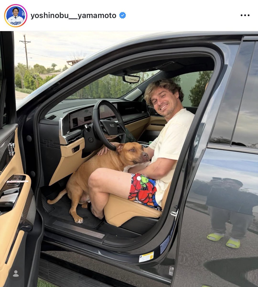 Yoshinobu Yamamoto shares a picture of his dog Carlos with Kiké Hernández 😅