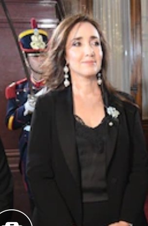 Analicen las últimas horas de X.
Quien fue la ganadora sin decir palabra ?
Sí,Ella .