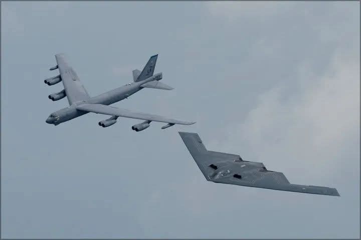 Reports are coming in of powerful explosions shaking the ground between Mallard, Bidganeh and Shahriar in Iran. It is likely that the United States has deployed B-2 bombers armed with bunker-buster bombs to strike targets in Iran.