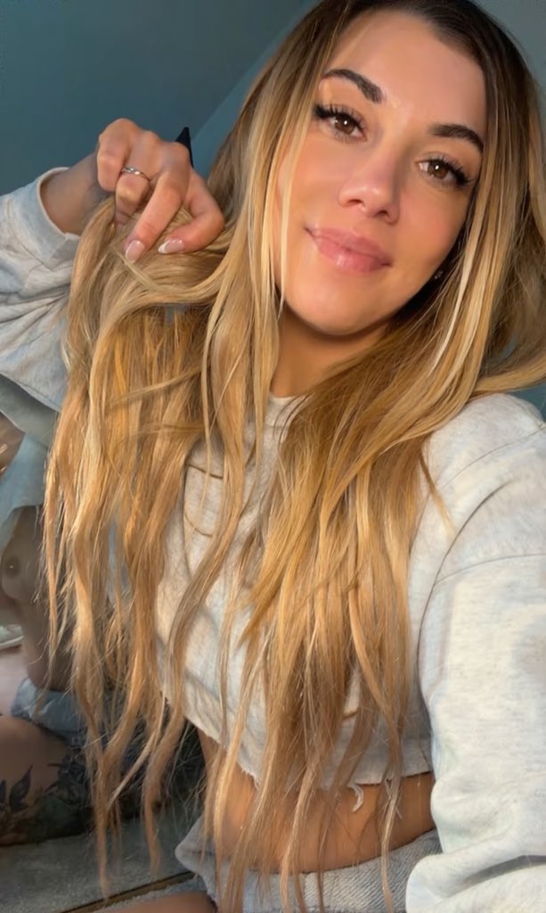 Angiegrey_xoxo's tweet image. Just showing you that I’m still blonde right now.  Absolutely nothing else hidden in this pic.