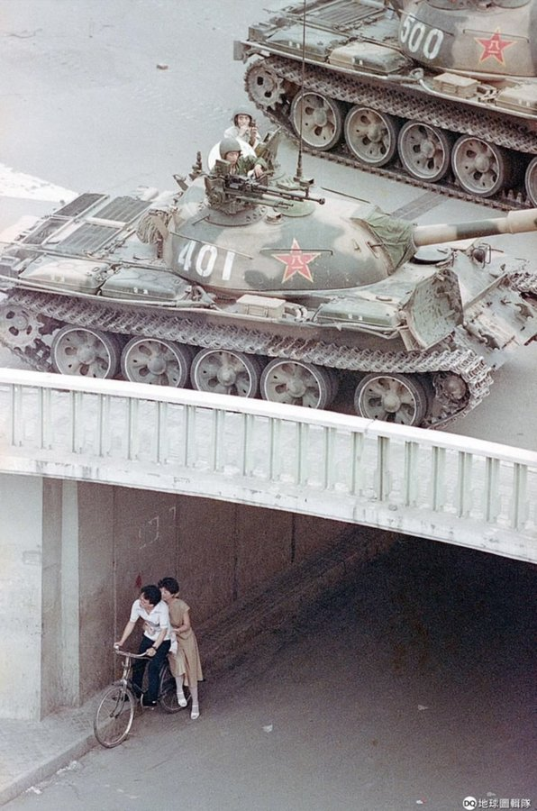 dzvoz58421711's tweet photo. 1989.6.4 
 一對 中國男女 為了躲避 坦克車的殺戮 https://t.co/b4hXkLiF2j