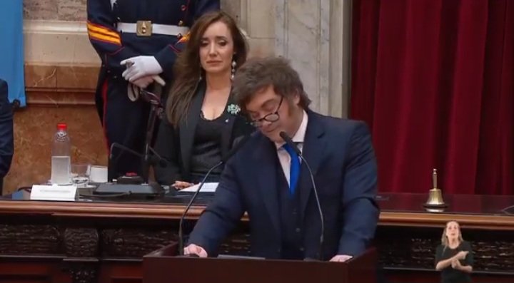 Patético. Inmaduro. Cagón.