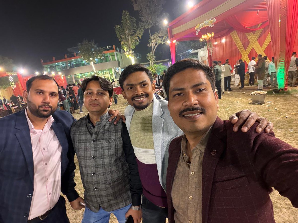 y_singh33's tweet photo. #friends https://t.co/hHgCqOoa72