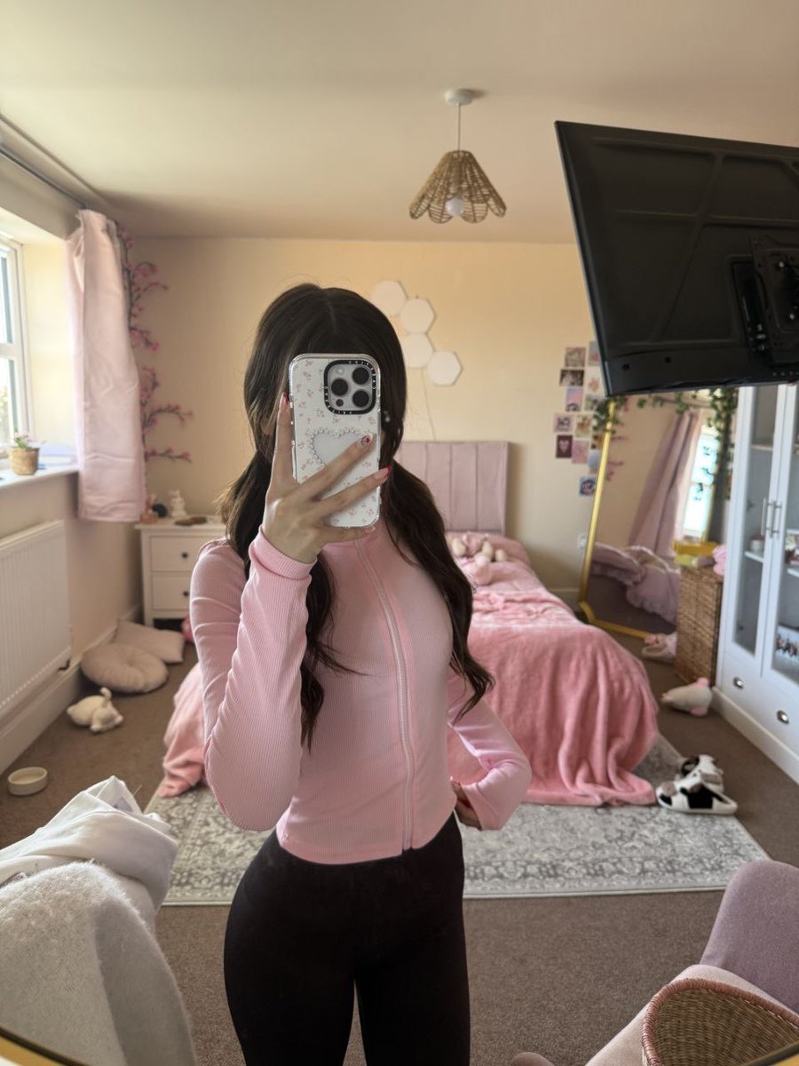 glanceannabelle's tweet photo. if you ever dount yourself, just remember that someone's hand is busy thinking about you . https://t.co/aR7TeAsSAm