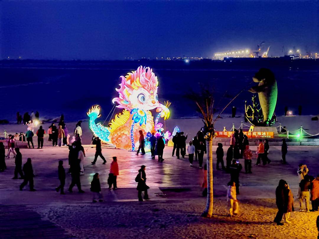 LiaoningC's tweet photo. The 2026 Spring Festival Lantern Show shines brightly at Shanhai Square in #Yingkou’s Bayuquan. Beautiful lanterns draw residents to take photos and enjoy the festive coastal atmosphere.
#LanternFestival #LanternShow #CoastalBeauty https://t.co/KLRlhg77Jb
