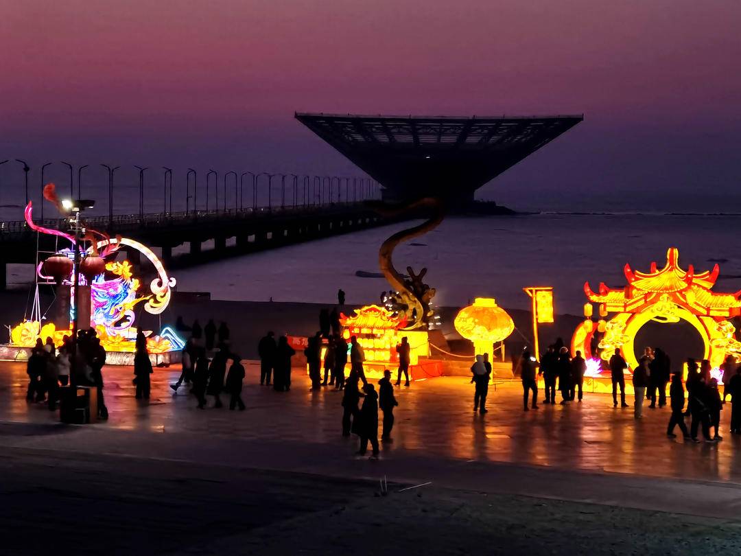 LiaoningC's tweet photo. The 2026 Spring Festival Lantern Show shines brightly at Shanhai Square in #Yingkou’s Bayuquan. Beautiful lanterns draw residents to take photos and enjoy the festive coastal atmosphere.
#LanternFestival #LanternShow #CoastalBeauty https://t.co/KLRlhg77Jb