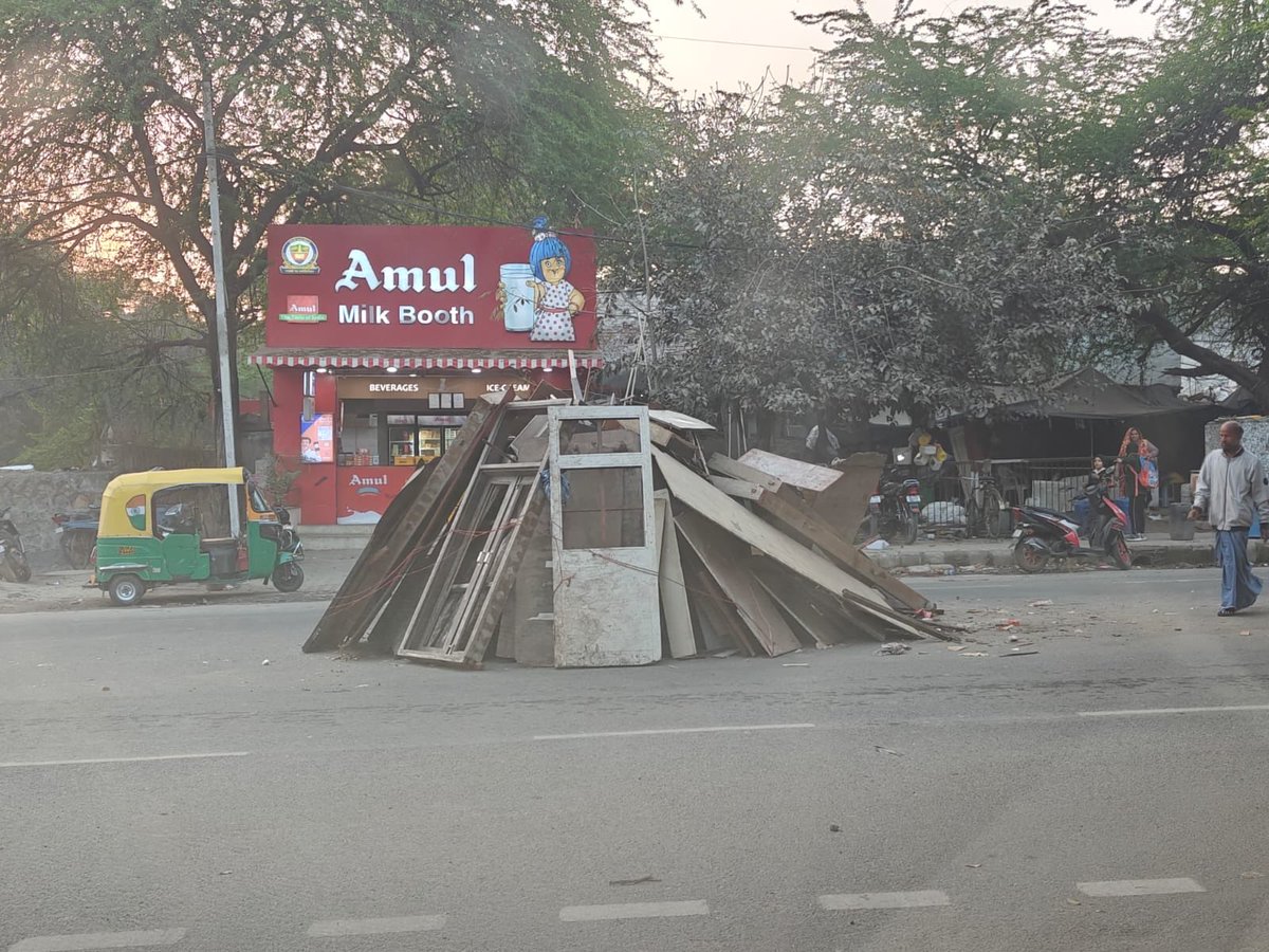 navin9990's tweet photo. @DelhiPwd @DelhiPolice @dtptraffic people are celebrating Holika on the middle of the road near gate no. 15, C-8, Vasant Kunj. This is a busy stretch. Our responsible police is expected to be more responsible as well as PWD. https://t.co/Cq38Kni8FG