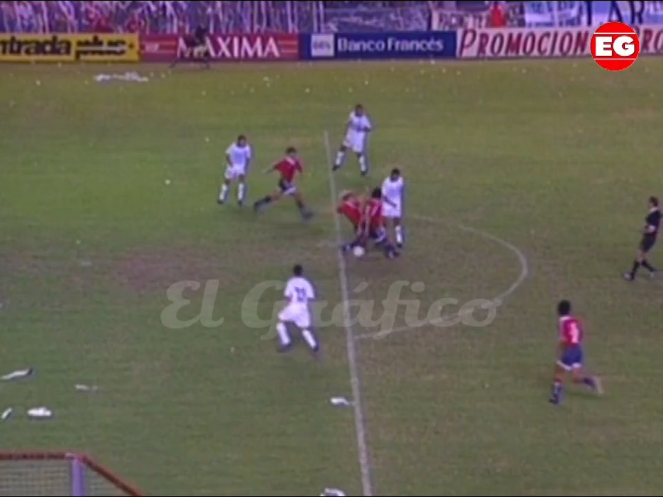 MIRÁ EL OFF SIDE QUE COBRARON EN 1998

Era gol del Chanchi Estévez y clásico de Avellaneda ganado para Racing. La cantidad de robos que hubo en partidos así antes de 2014. El historial se explica por Bochini, pero también por estos despojos. Si no pasaba algo así, la diferencia