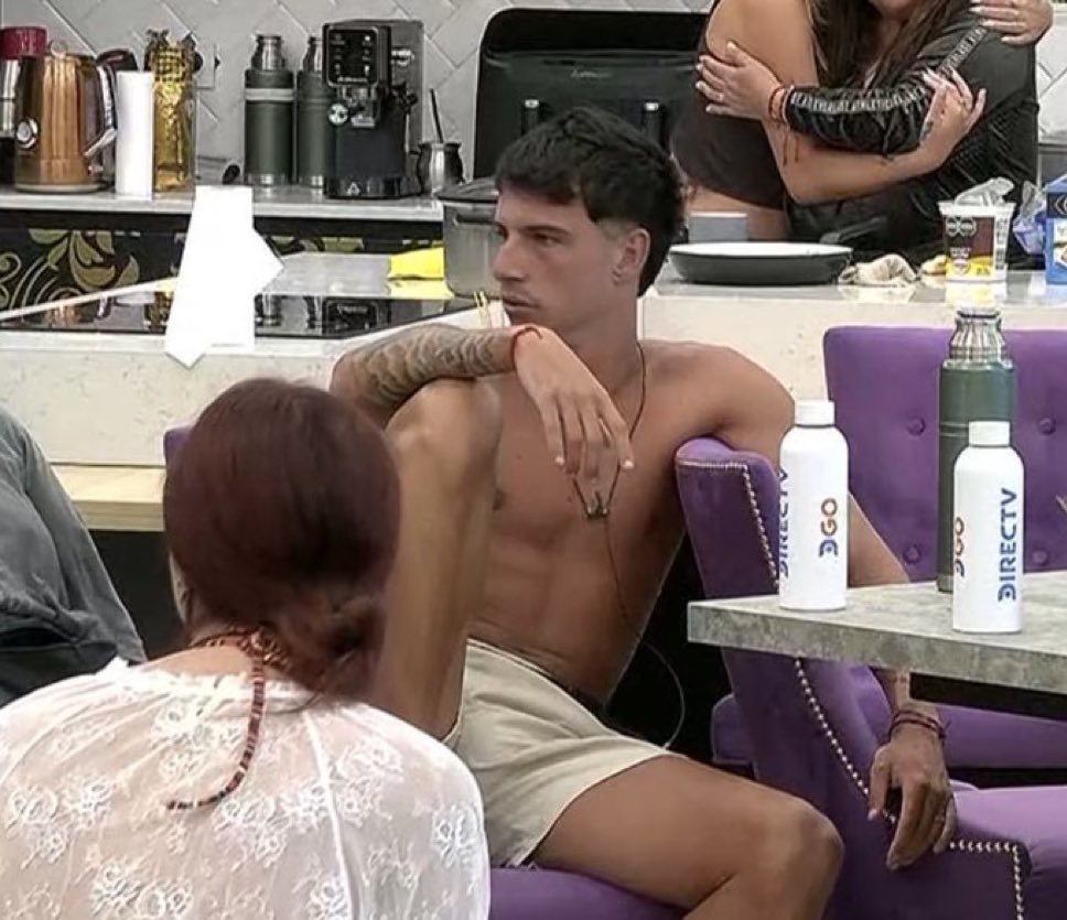 tugirlfavv's tweet photo. hola sos hermoso 
#Granhermano https://t.co/xf7VwfWeh2
