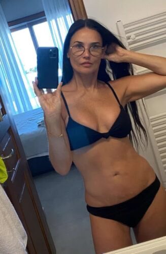 MariaintheNW's tweet photo. @znayk3 @PopHubUSA No. This is a recent photo where she looks like her usual healthy self. https://t.co/JRN0pKUUIj