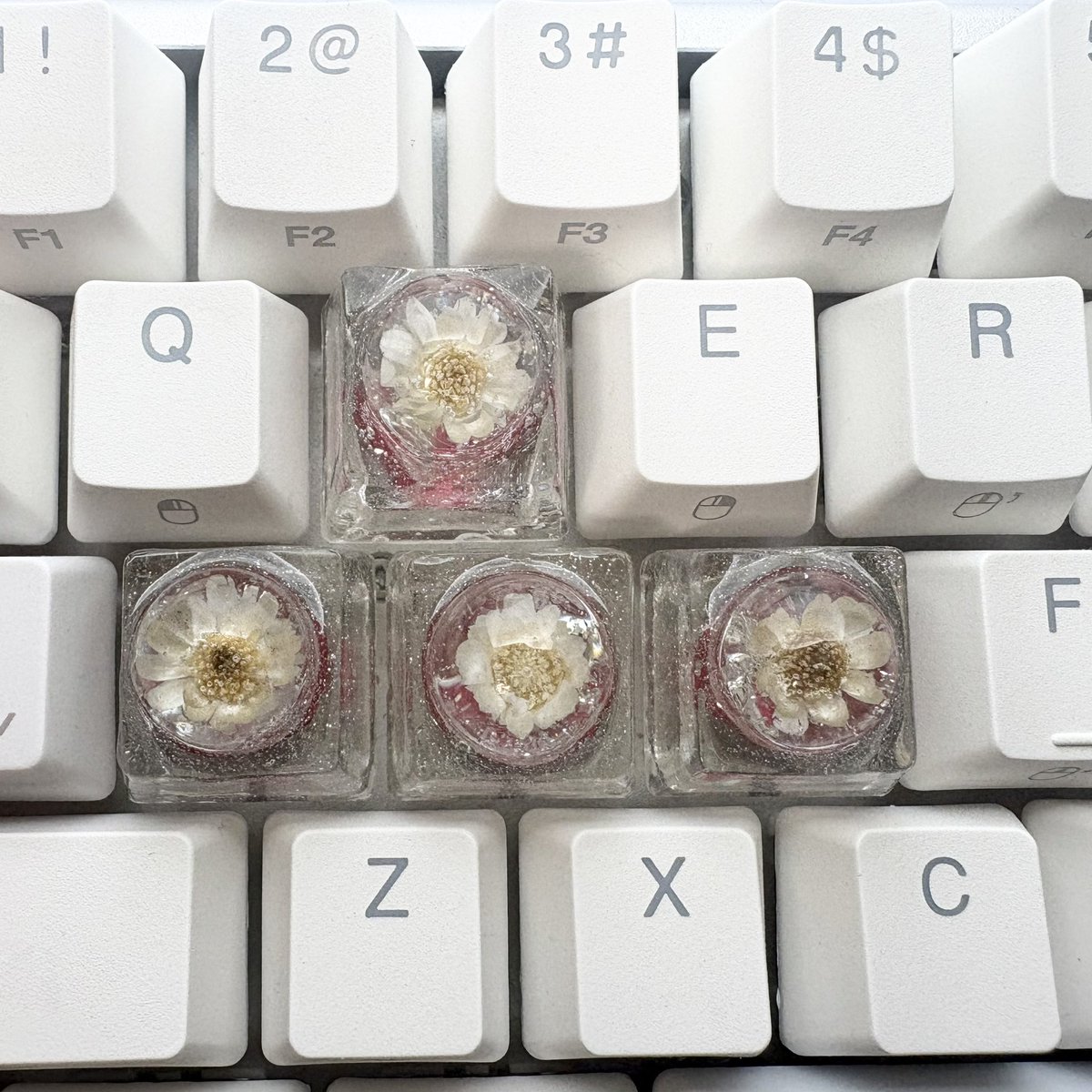 ネイルをしているとゲームがやりにくい…
そんなお悩みを解決できるWASDキーキャップを製作しました！！
半円でぷっくりと膨らんでいるのでロングネイルでも操作感◎
ゲームもしたい！でもネイルも楽しみたい！を叶えるアイテムです😉