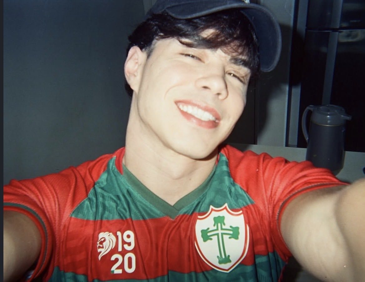 lay_vss's tweet photo. 02/03 💗
Feliz aniversário, meu amor! 
Msm ñ te acompanhando cm antes, o carinho continua aqui. Seu sorriso lindo smp me marcou, e esse coração incrível q vc tem faz tudo ficar ainda + especial. Te desejo mt sucesso, felicidades, e q Deus te abençoe smp. Eu amo vc 💗 @gusrochaa https://t.co/paQfxcawTp