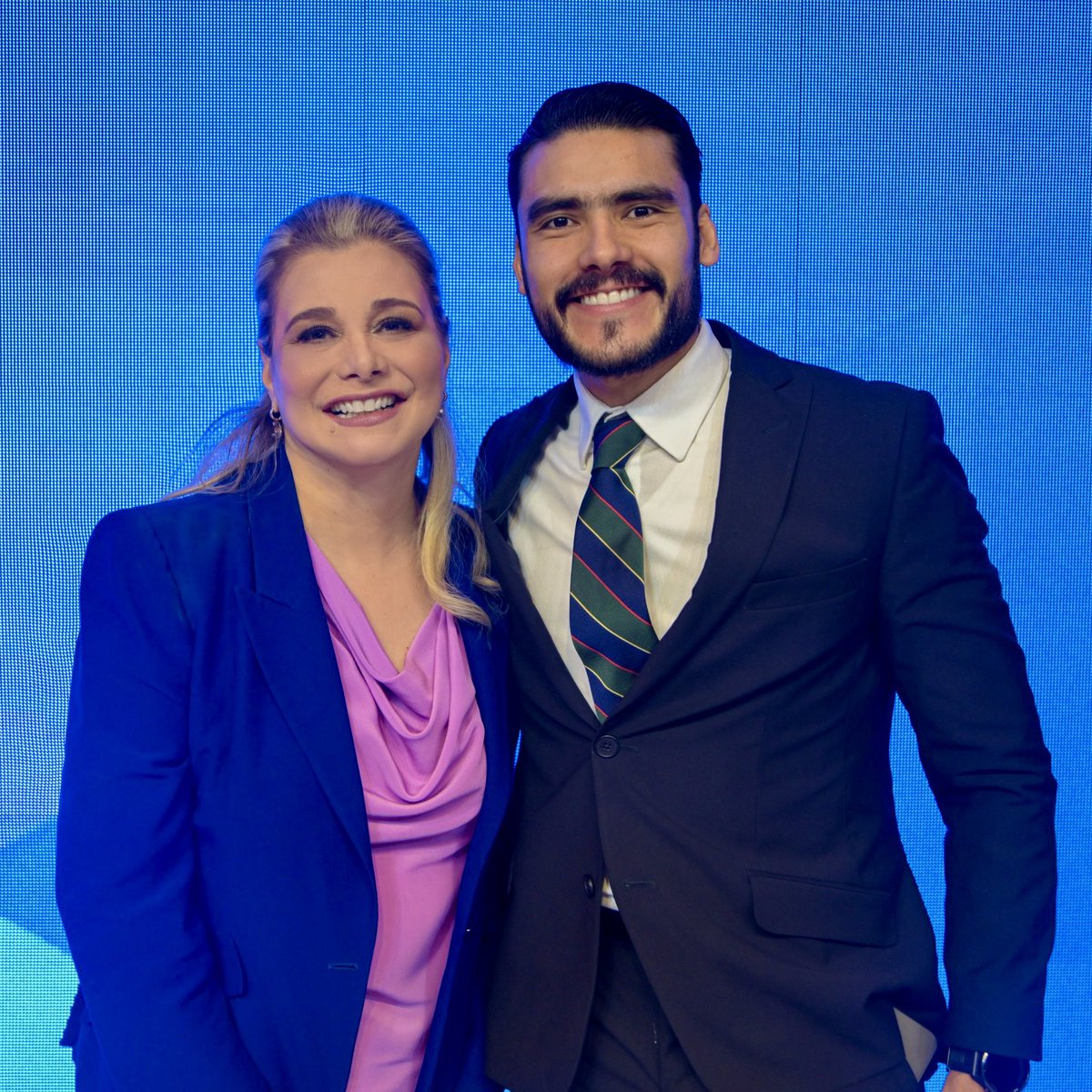 Un gusto enorme acompañar a nuestra Gobernadora <a href="/MaruCampos_G/">Maru Campos</a> en su Cuarto Informe de Resultados.

¡Muchas felicidades por tantos logros y hacer de Chihuahua un referente de buen gobierno para todo México! 👏