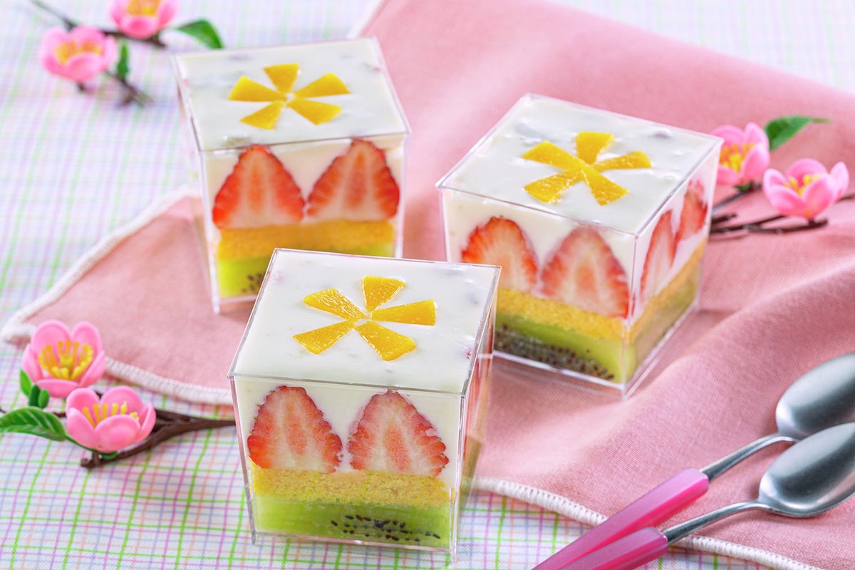 明日は #ひなまつり ！🎎✨

おうちで手軽に、ちょっと特別なデザートはいかがですか？🍓

生クリームを使ったフルーチェにキウイ・いちご・カステラを重ねて、
仕上げは黄桃で桃の花🌸

見た目も楽しいひなまつりスイーツです😊