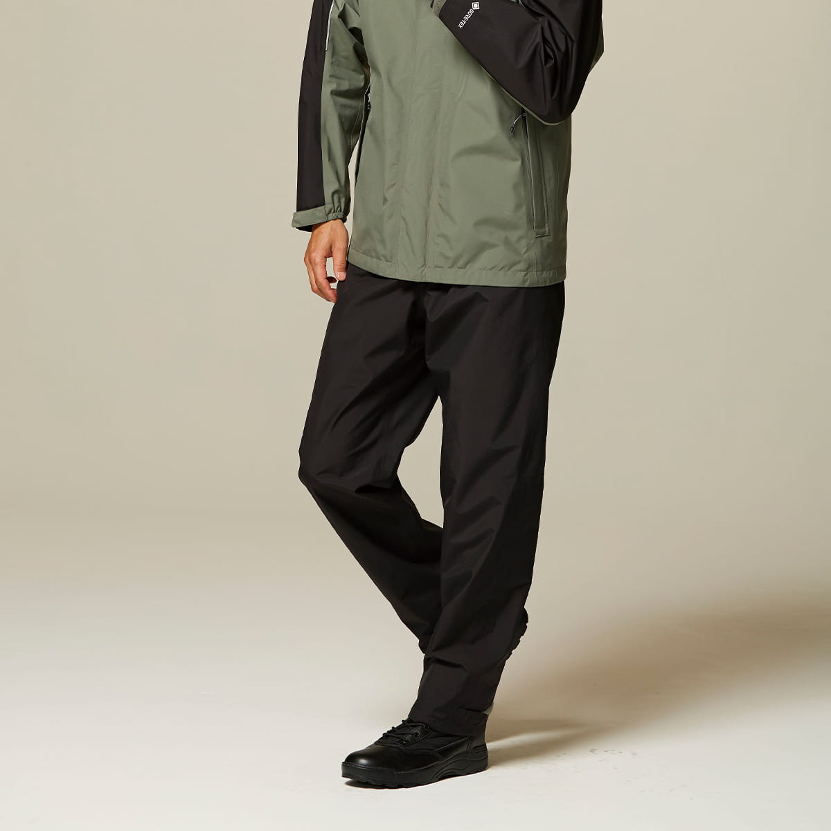 workwearlab's tweet photo. 足元の冷風を遮断❗️
GORE-TEX® レインパンツ
高耐水圧＆高透湿設計で、雨風をシャットアウトしつつ蒸れを解放✨

価格を抑えつつGORE-TEXの機能はそのままのコスパ最強ウェア🔥

楽天・Yahoo・自社サイトにて販売中！
↓詳細は返信欄へ
 #作業服 #ワークウェア #防風対策 https://t.co/k1xXZqcFGY