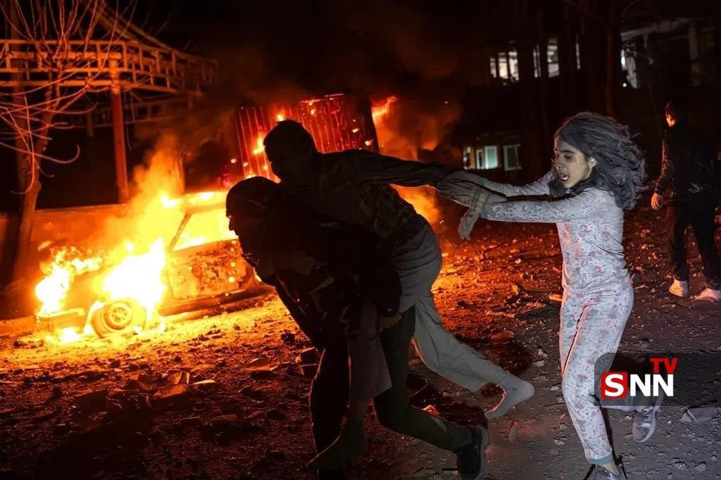 DaniMayakovski's tweet photo. El genocida Trump ha bombardeado 10 paises en 14 meses, superando incluso a Obomba el cual ostentaba el récord, por ello recibió el premio FIFA a la Paz y le entregaron el Premio Nobel de la Paz.

Vivimos en un sistema donde pederastas e infanticidas reciben premios de la paz. https://t.co/abQn30DER7