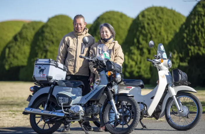 クロスカブ110とスーパーカブ110、2台のカブで広がった夫婦のライフ