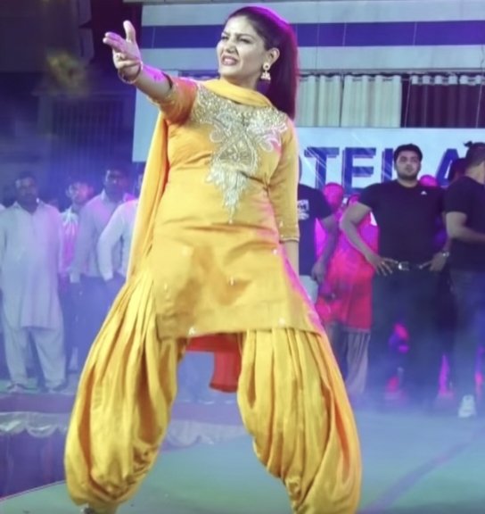 मशहूर हरियाणवी डांसर सपना चौधरी अपने ही एक podcast  में दिए गए बयान कि वजह से विवादों में घिरती हुई नजर आ रही 

एक समय था जब सपना चौधरी अपने bold dance और double meaning की वजह से काफी चर्चा में रहती थी उनकी स्टेज परफॉर्मेंस के लोग दीवाने थे 

लेकिन वही सपना चौधरी एक podcast मे