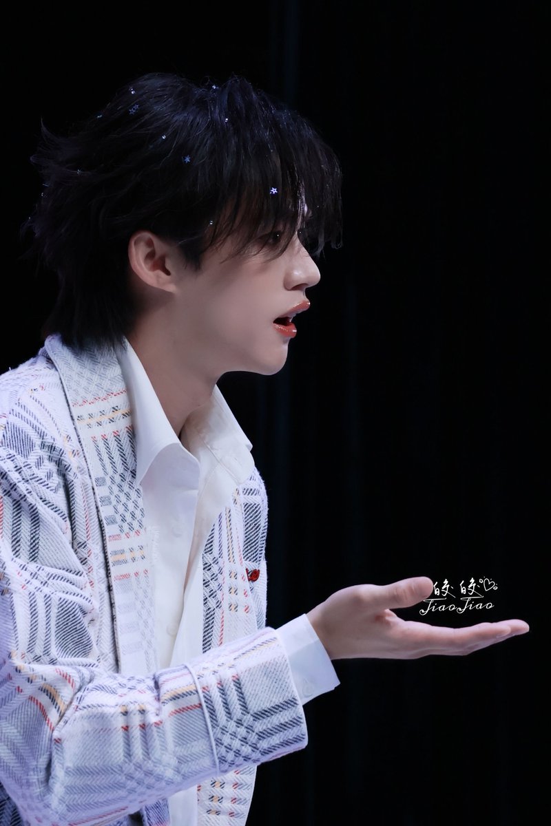 Look, this heart that's beating wildly with passion.

0203 Oat My Sunshine

#OatPasakorn