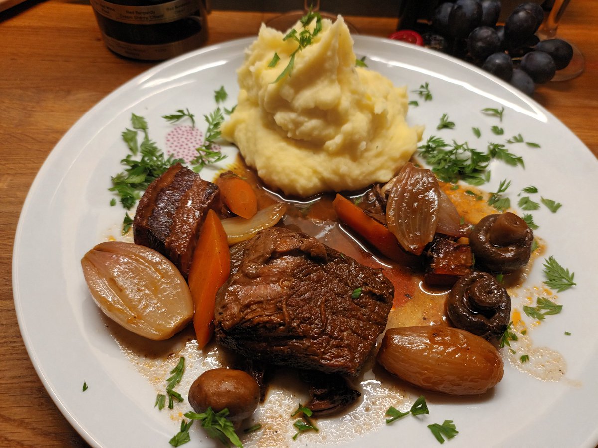 kristallnaach's tweet photo. #Hexenküche🧹🧙♂️ #Sonntagsessen
Aus'm #schwedischen 😁 #Bräter
#frischgekocht😋#selbstgemacht
#Boeuf #Bourgignon à la Tim #Mälzer
Der #Rotwein war italienisch & gut..
Für morgen würde ich auch mal einen
#französisch'en #Wein🍷 besorgen.. https://t.co/rNcB9b4pAG