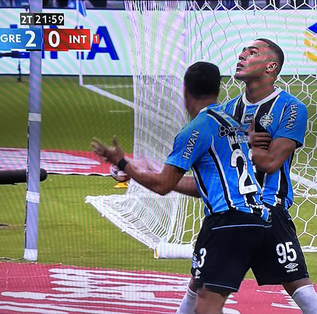 David_gremista_'s tweet photo. FAÇA A POSE IMEDIATAMENTE 

CARLOS VINÍCIUS MARCA O 3º GOL DO GRÊMIO NO CLÁSSICO GRENAL https://t.co/x1K928CzTf