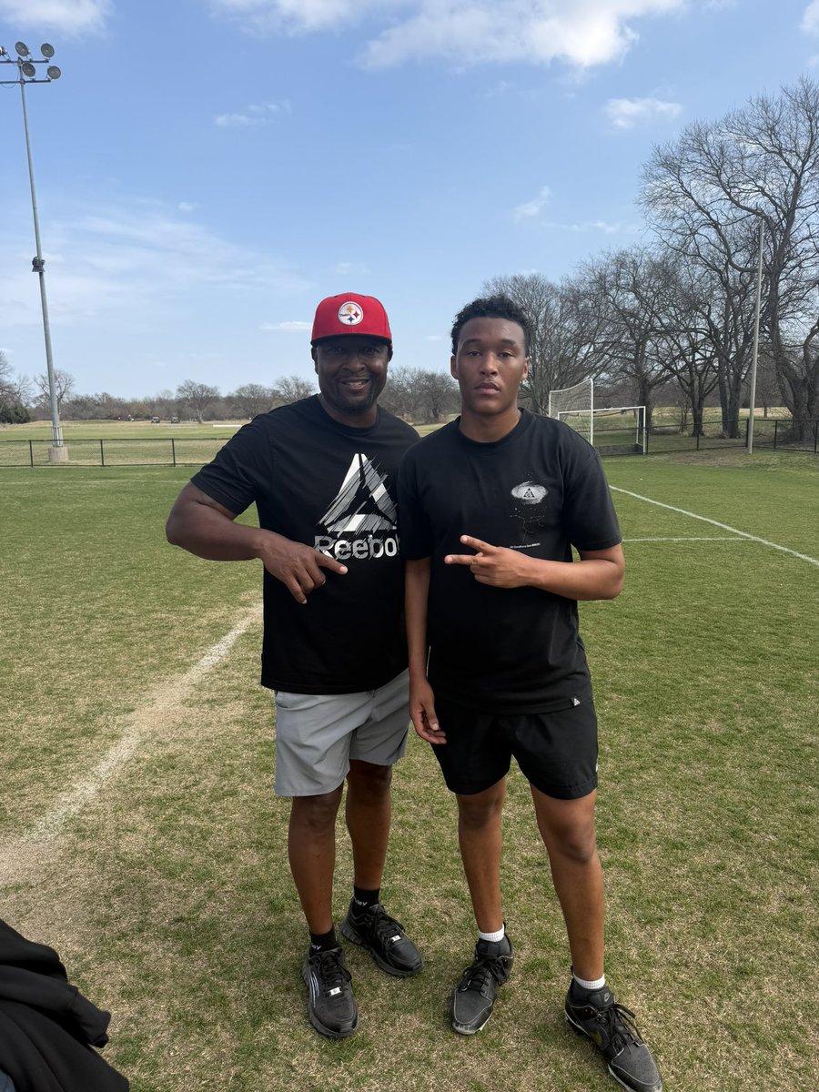 d1jbly's tweet photo. Sharpening my tools with coach Mike Scott today with my db crew great work today guys 💪🏼🦉

#onthehunt🦉

@backpedal101 
@coachflowersfb 
@CoachEAmoako 
@CoachAmoako @SeanOReilly979 
@TXPrivateFBGuy https://t.co/7hM3NUZvNb