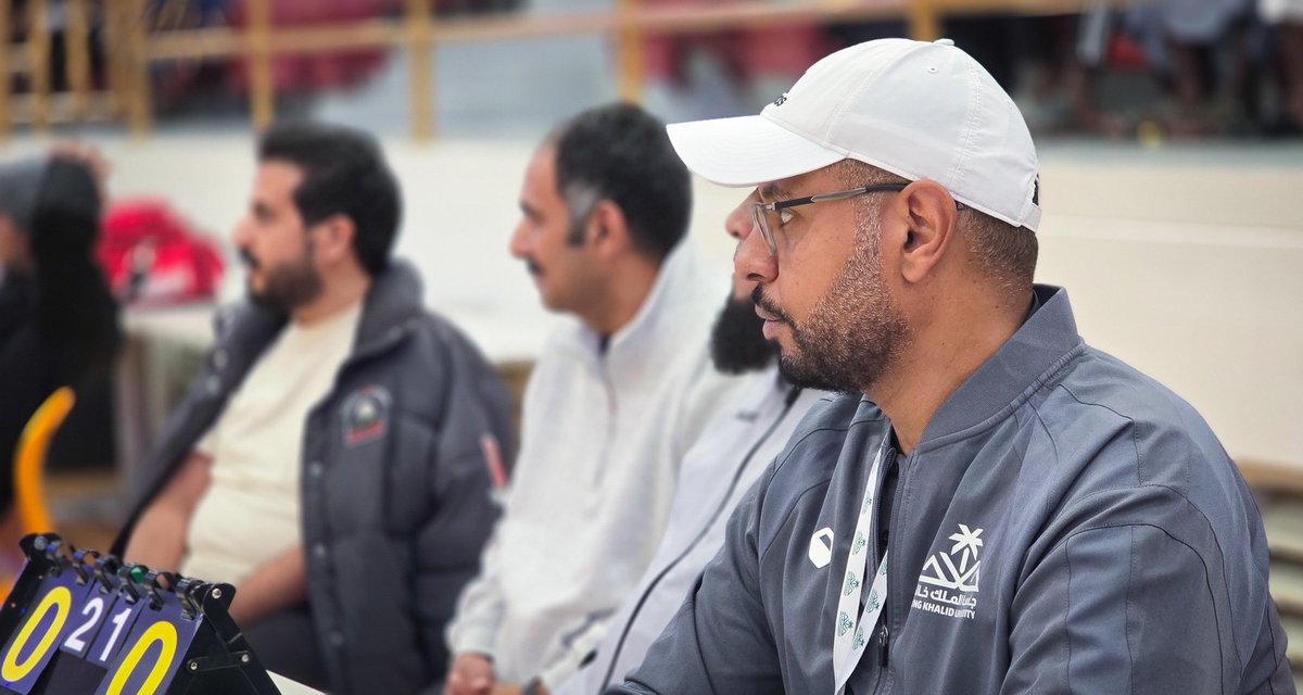 safkku's tweet photo. في أسبوعها الثاني، تتواصل منافسات دوري كرة قدم الصالات لطلاب الإسكان بتنظيم من #عمادة_شؤون_الطلاب ممثلةً بإدارة الإسكان الطلابي، وبالشراكة مع الإدارة العامة للطلاب الدوليين بـ #جامعة_الملك_خالد، وضمن مبادرة #أجاويد، حيث شهدت البطولة إقامة 16 مباراة بمشاركة 180 لاعبًا من 18 دولة، في أجواء تجسّد روح الانتماء والتنوع الثقافي بين الطلبة.