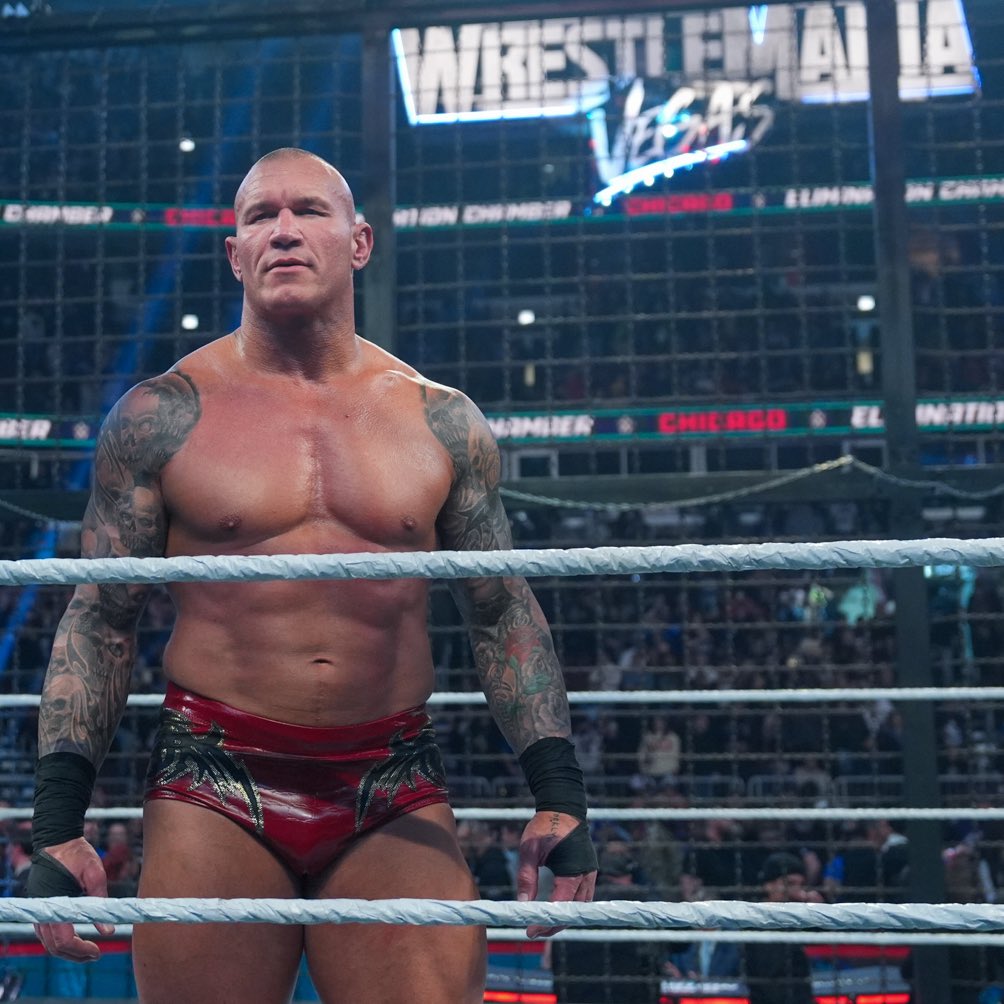 WrestleMania şovuna yaklaşırken bu yolda Randy Orton saflarına doğru geçiş yapıyorum. Roman Reigns ve CM Punk benim çok sevdiğim iki güreşçi hala bu şekilde değişen bir şey yok. Fakat Randy Orton demek benim için bambaşka bir şey bu adama olan sevgimi ve hayranlığımı kelimeler