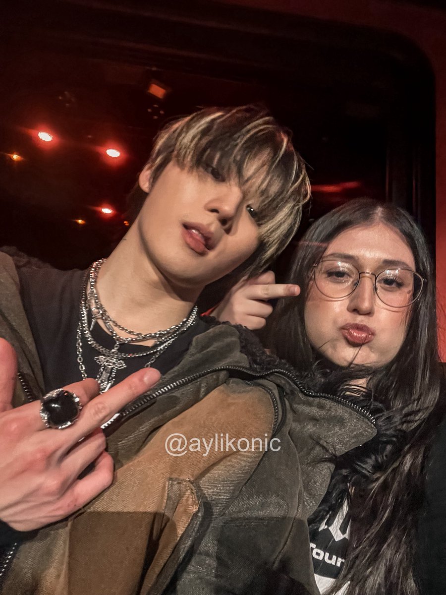 aylikonic's tweet photo. Asked him like 5 times if this pose is really ok cause I wasn’t sure if he could get in trouble for it but he was like „yeah that’s fine“😝🖕 #JUSTB #저스트비 #GEONU #건우 #AquaHalo_Berlin @JUSTB_Official https://t.co/w5UbQ9ozFi