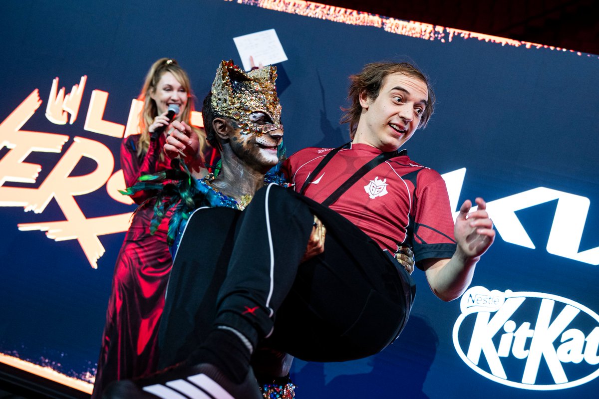 LEC's tweet photo. rare picture of caps getting carried https://t.co/blW57dMwvE