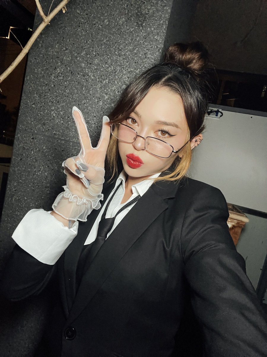 koemivlogs's tweet photo. This is me in my #αyαːꪆvǝrs𝕚on in suit, algo diferente lo sé, pero tenía que sacar mi mejor cosplay para impresionar a nuestras #αn𝕚meʼ𝜗𝕚r𝕝s 🗯️. Si iba a salir de mi casita para pelearme por la primera fila para ver #𝑏ǝs͟tʼの𝚏r𝕚e͞nd, pues tenía que hacerlo a lo grande. https://t.co/vR45UdtJOg