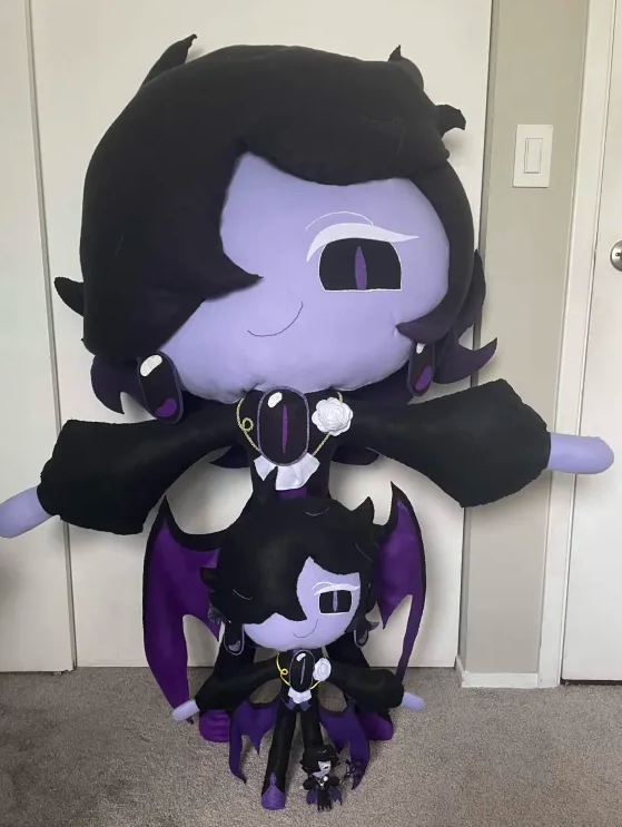 Syviall's tweet photo. I can't even express how happy I am that people got to see my 5ft Sapph plushie on stream! 
They may never be commercially available... but @barrettleddy, if see this, I'd 100% be up for making you a 2ft plushie for free!!! ^-^

#blacksapphirecookie #CRK https://t.co/rhsott5bvM