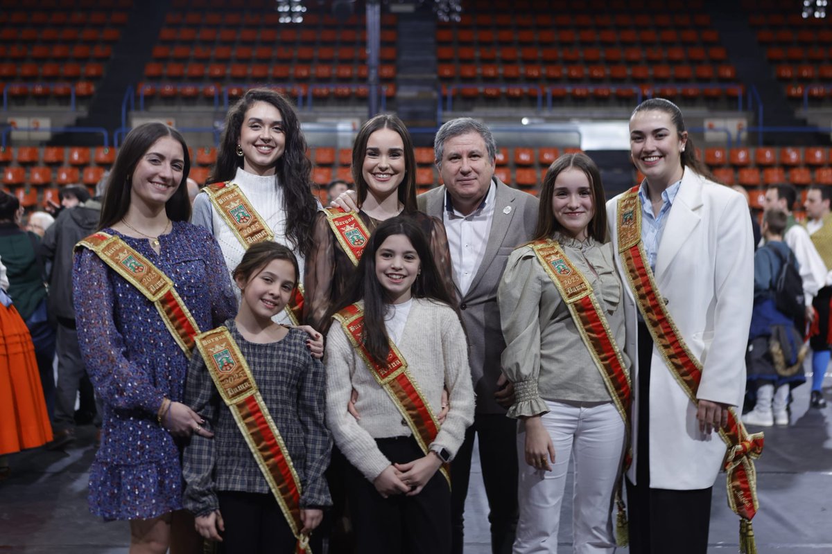 Hermandadburgos's tweet photo. Este finde de semana nuestro Presidente ha asistido a la fiesta de la Casa de Andalucía, la proclamación de reinas y reyes de @PChamarileros, Aniversario de la Peña La Alegria y al Festival de las Marzas @FestivalBurgos https://t.co/ivzsVP6Qmp